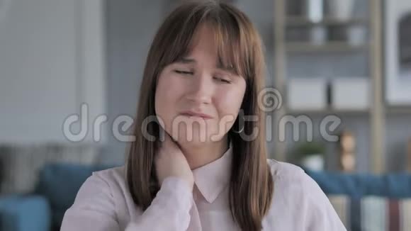 工作中颈部疼痛的临时少女视频的预览图