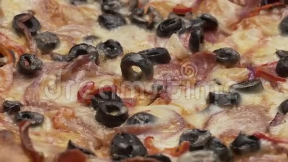 意大利俄罗斯比萨饼意大利辣香肠意大利莫扎雷拉和橄榄视频的预览图
