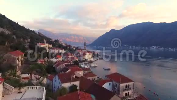 Drone视频Perast黑山Kotor湾老城区视频的预览图