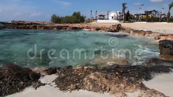 传统的希腊教堂在美丽的尼西海滩附近的阿伊亚纳帕塞浦路斯岛视频的预览图