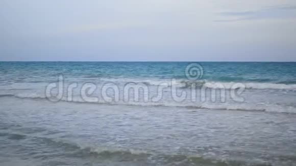 海浪和蓝天的海边视频的预览图