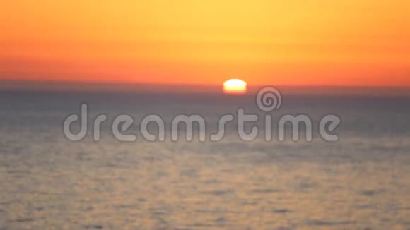 美丽的太阳落在宁静的海洋上海鸟在飞翔视频的预览图