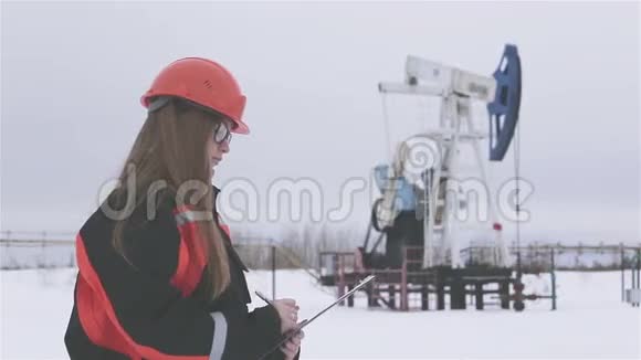 女工程师和石油工人一起工作视频的预览图
