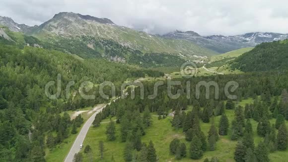 瑞士阿尔卑斯山的卢克马尼耶山口鸟瞰图视频的预览图