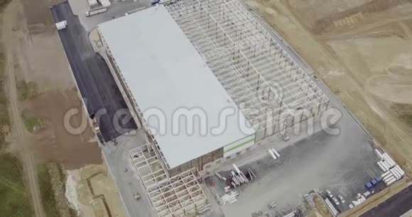 在新建的仓库大楼周围飞行视频的预览图