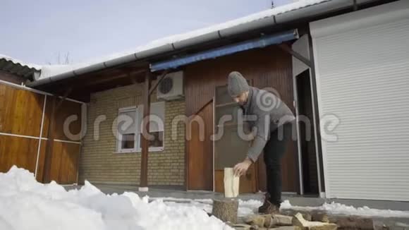 人在雪场冬村砍柴视频的预览图