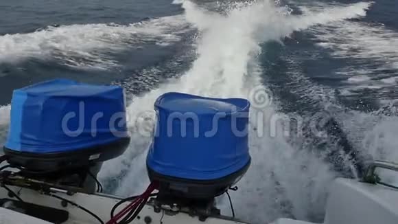 摩托艇在海浪和海沫的背景下视频的预览图