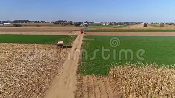 正在收获的农田和麦田的无人机飞行视频的预览图