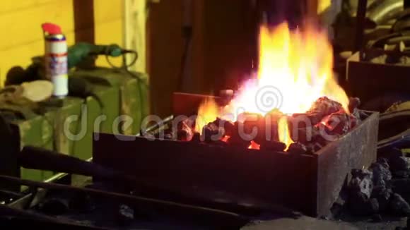 在锻炉里燃烧的火焰视频的预览图