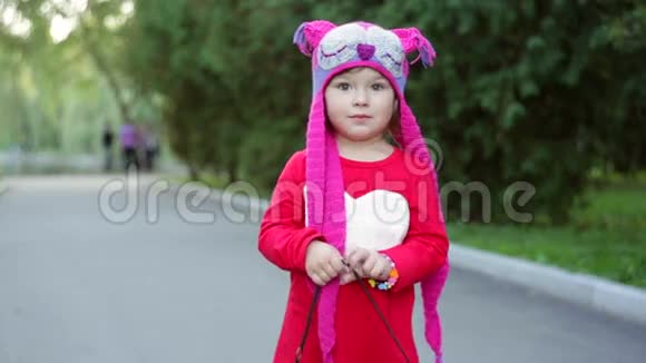 戴着针织帽子的小女孩带着袋子的秋猫子视频的预览图