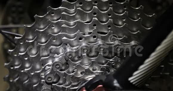 赛车自行车店齿轮系统的详细视图视频的预览图