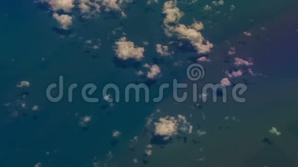 从空中之窗透过云层俯瞰蔚蓝的海洋视频的预览图