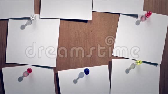木质留言板上贴有白色贴纸视频的预览图