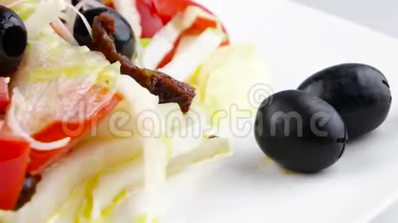 天然沙拉配番茄和橄榄视频的预览图