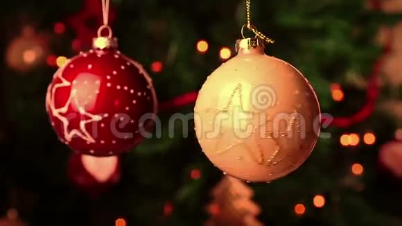 圣诞节和新年装饰球圣诞树上的灯视频的预览图