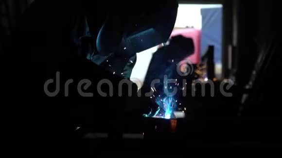 使用现代焊接机对生产中的金属进行焊接的工人防护面罩视频的预览图