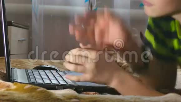 在笔记本电脑附近睡觉的男孩累了视频的预览图