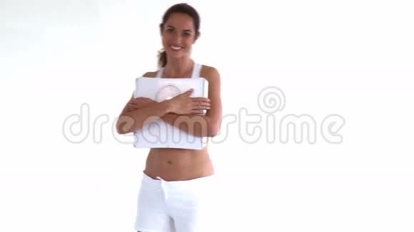 一幅美丽的西班牙女人拿着秤的肖像视频的预览图