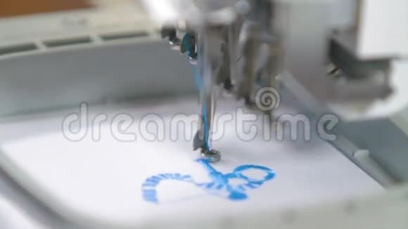 机器刺绣在衬衫上视频的预览图