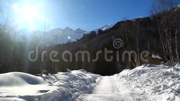 冬日阳光明媚的山景滑雪雪视频的预览图