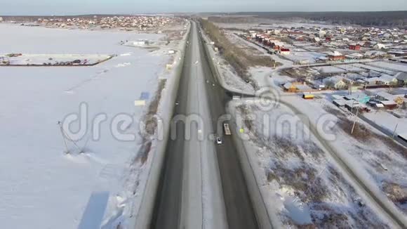 冬天的城市公路高空俯视图视频的预览图