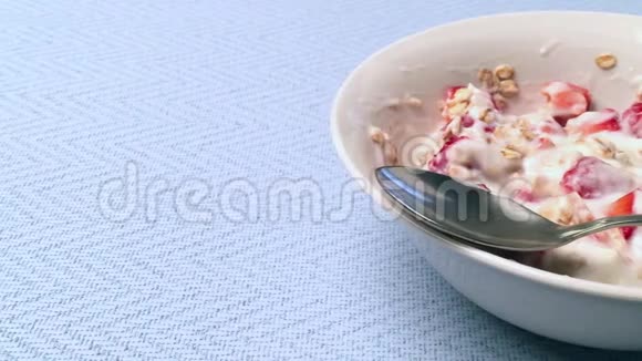 加麦片和草莓的酸奶视频的预览图