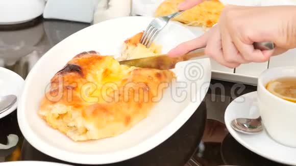 格鲁吉亚卡查普里米格鲁利奶酪有人从盘子里拿了一块卡查普里慢动作4k视频的预览图