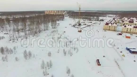 冬季高层建筑施工空中景观视频的预览图