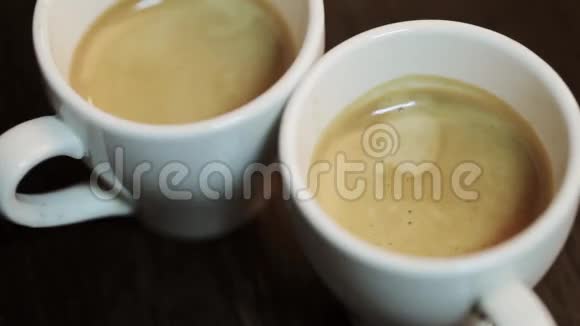 两杯新鲜的熟咖啡人手伸直一杯视频的预览图