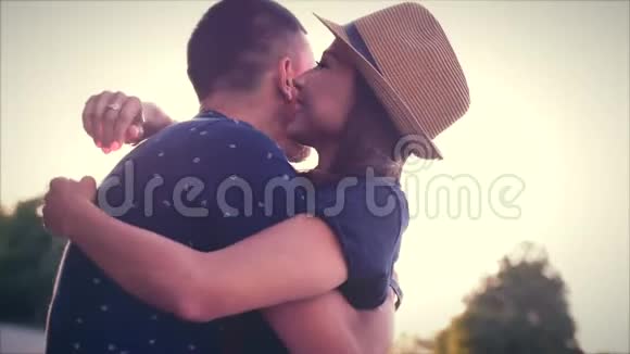美丽的年轻情侣在阳光下亲吻视频的预览图