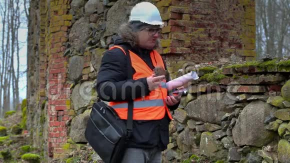 旧废墟附近有石头的建筑检查员视频的预览图
