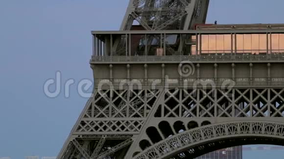 法国巴黎晚上埃菲尔铁塔中部关门视频的预览图