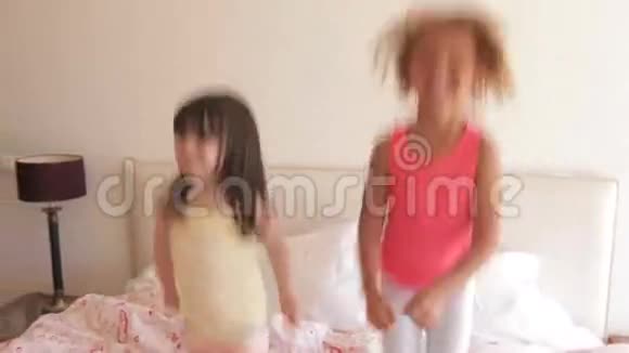 两个年轻女孩兴奋地蹦蹦跳跳视频的预览图