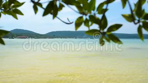 阳光明媚的热带岛屿萨拉森湾海滩景观视频的预览图
