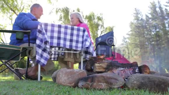 老年夫妇在露营度假时享用美食视频的预览图
