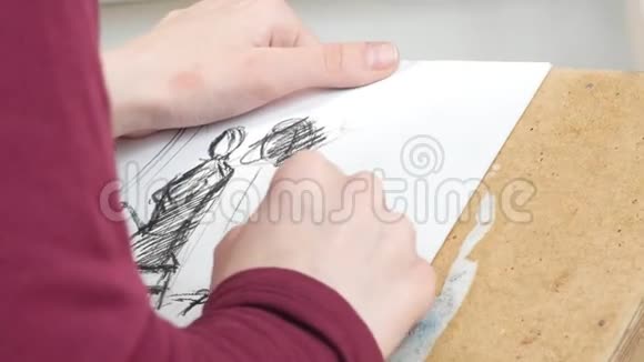 年轻的女画家在画室画素描视频的预览图