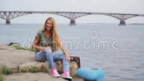 在伏尔加河上玩的女孩视频的预览图