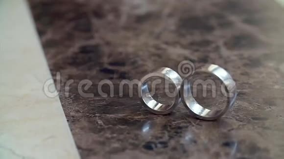 结婚戒指旋转大理石地板视频的预览图