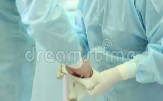 外科小组准备手术视频的预览图