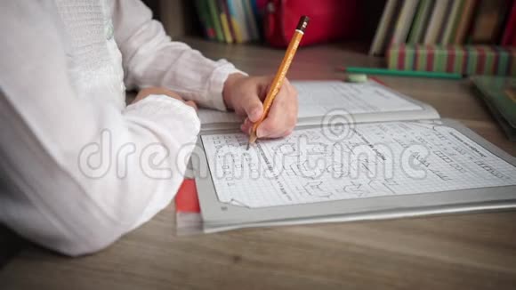 小女孩写作和做作业视频的预览图