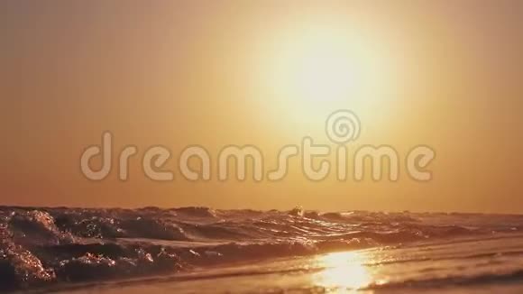在海滩背景下日落海浪在缓慢的运动中飞溅1920x1080视频的预览图