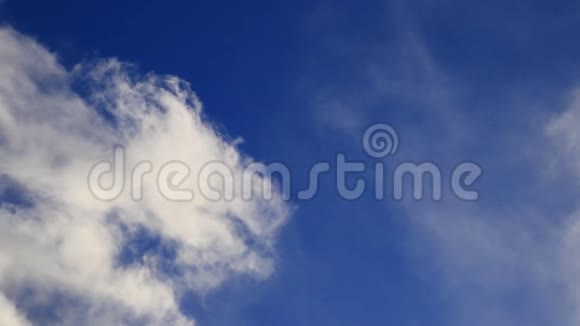 白云在蓝天中缓缓移动视频的预览图