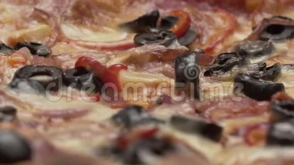 意大利俄罗斯比萨饼意大利辣香肠意大利莫扎雷拉和橄榄视频的预览图