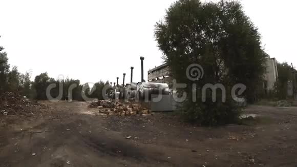 废弃工厂附近的锯木厂视频的预览图