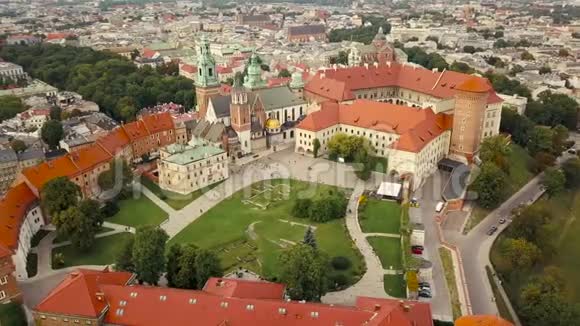 从克拉科夫历史中心瓦维尔城堡的高地俯瞰视频的预览图