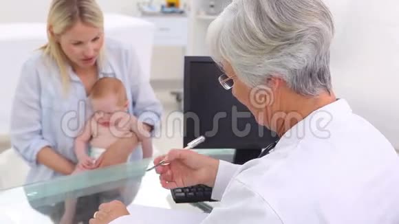 小宝宝在医生面前被妈妈抱着视频的预览图