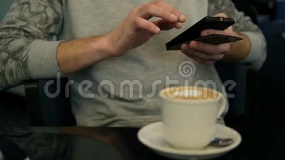 晚上在咖啡厅用手机打字视频的预览图