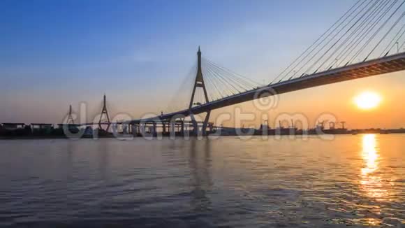 美丽的普密蓬大桥的时间流逝视频的预览图