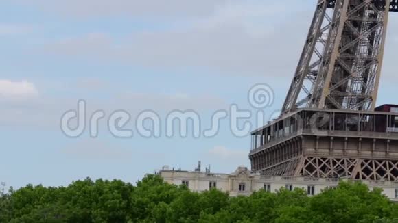 法国巴黎早上埃菲尔铁塔水平平底锅关门视频的预览图