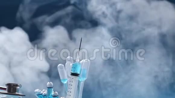 玻璃试管实验室的蓝色液体滴管注射器模糊头盔听诊器视频的预览图